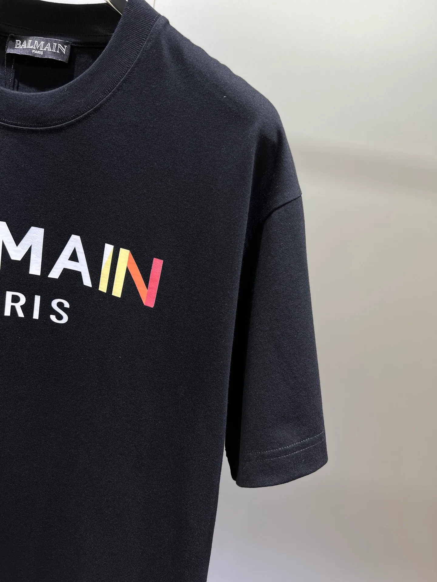 Balmain🌟New Arrival letter printing double-layer heavy-duty short-sleeved T-shirts. Letter patterns, whether T-shirts or sweatshirts, are hot sale items every year. The large-area front printing uses Dakangli digital printing machine direct injection. The cost is extremely high. After many debuggings, the color difference of the pattern is close to 99% of the original version. It is different from the junk offset printing version in the market. It is super time-consuming. The fabric is exclusively customized and dyed. Gram cotton double-strand 🐎🐎Size: S-XXL Black White 2 colors (the last picture of the Size table is available) Size table Bust Shoulder Width Clothes Length Sleeve Length S 110 54 69 21 M 114 56 71 22 L 118 58 73 22 XL 122 60 75 23 2XL 126 62 77 23